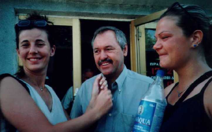 Elbieta, Janio i Izabella przed sklepem w Ostrogu